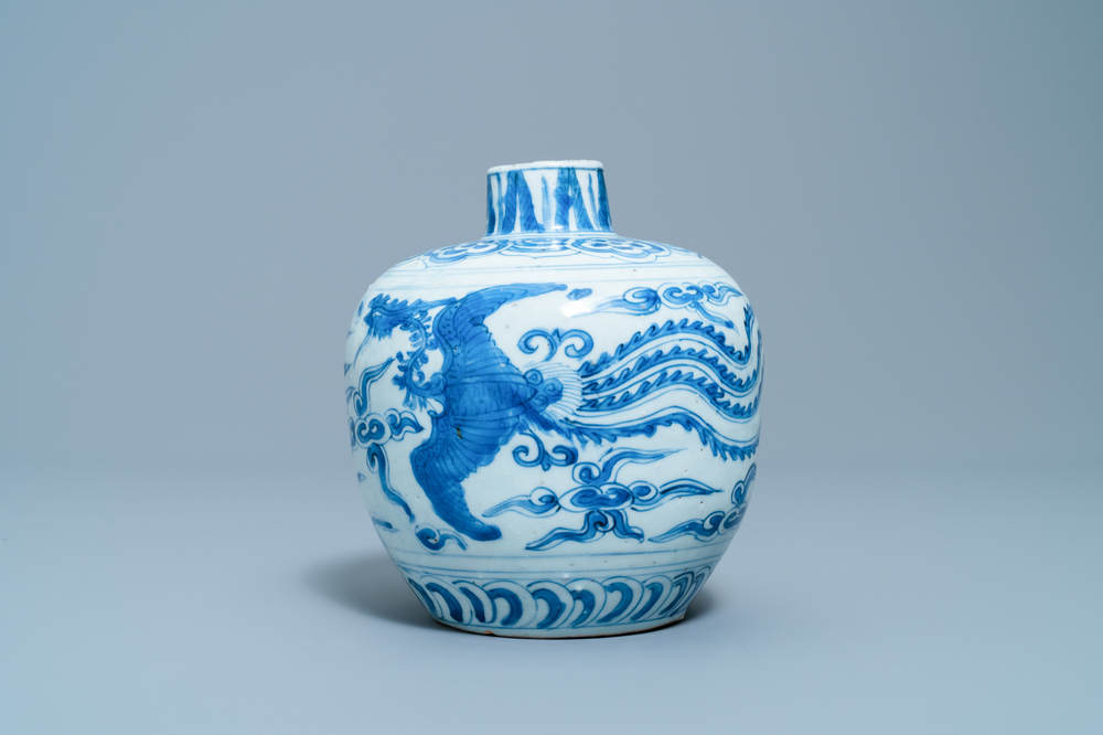 Un vase en porcelaine de Chine en bleu et blanc &agrave; d&eacute;cor de ph&eacute;nix, Jiajing/Wanli