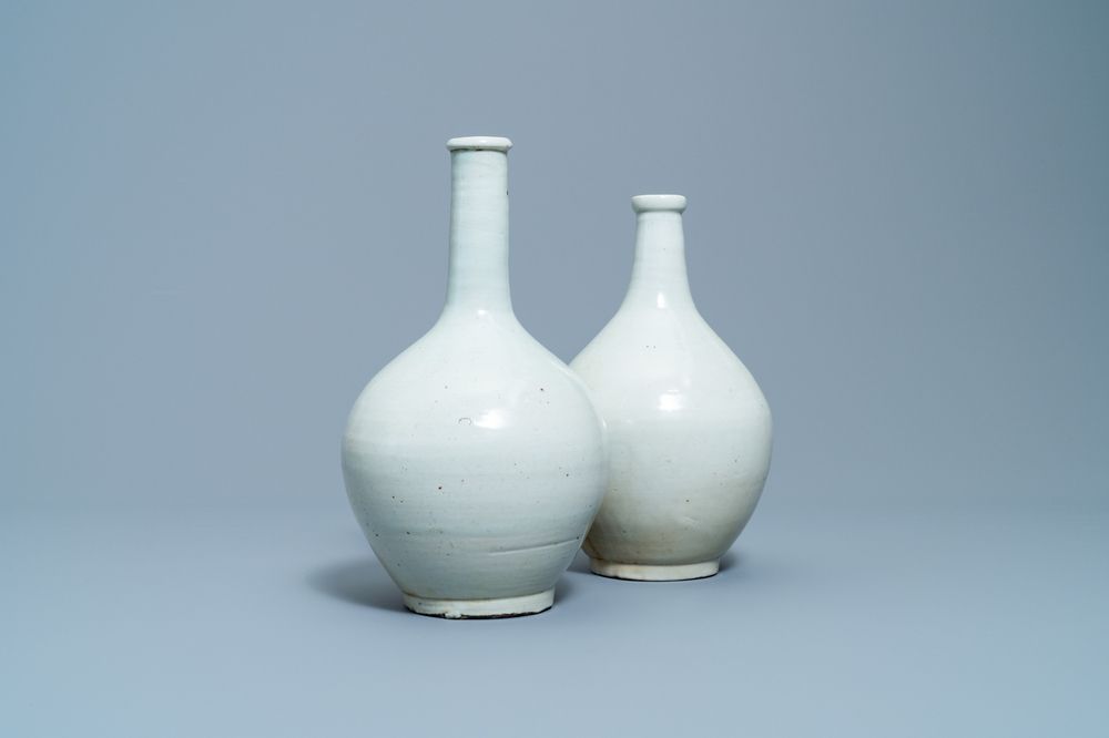 Deux bouteilles en porcelaine d'Arita en blanc monochrome, Japon, Edo, 17&egrave;me