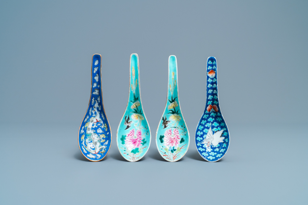 Vier Chinese lepels met turquoise en blauwe fondkleur, 19/20e eeuw