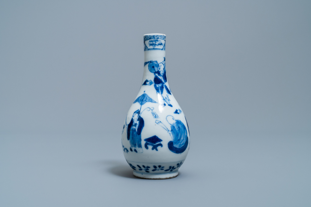 Un vase de forme bouteille en porcelaine de Chine en bleu et blanc, 19&egrave;me