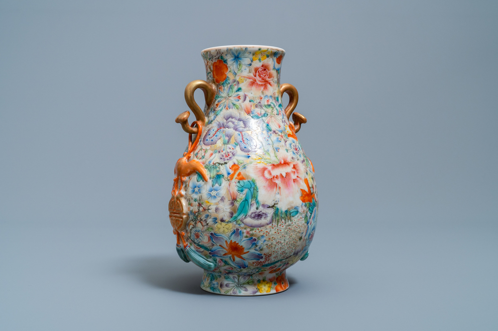 Un vase de forme hu en porcelaine de Chine famille rose &agrave; d&eacute;cor millefleurs, marque de Qianlong, R&eacute;publique