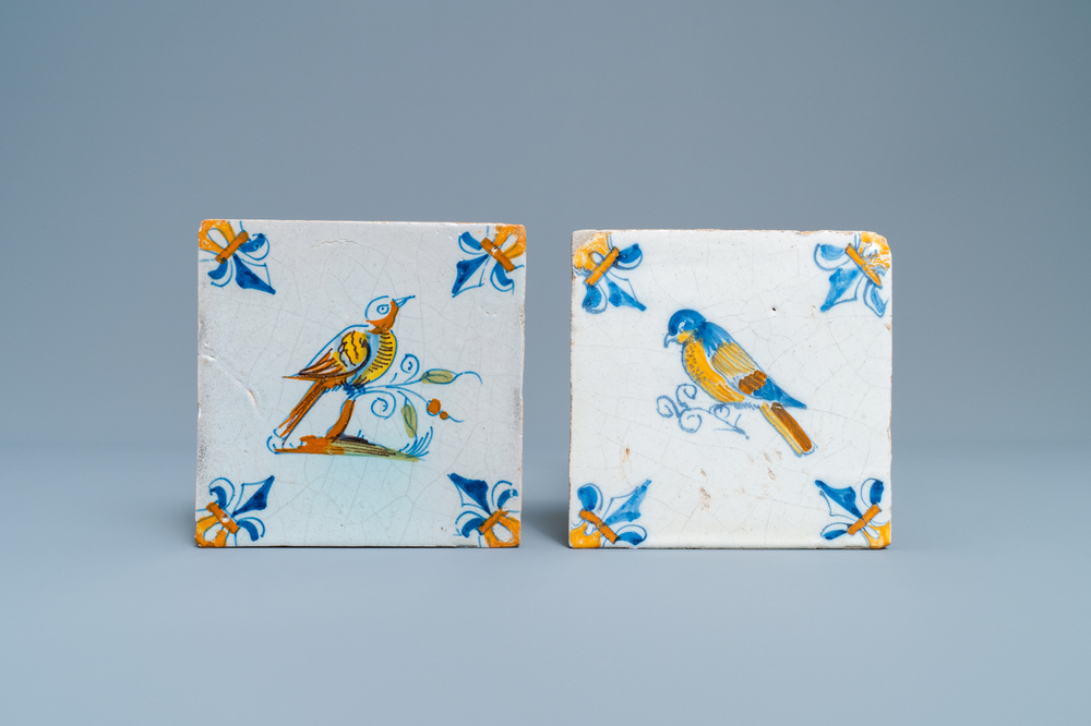 Twee polychrome Delftse tegels met vogels, 17e eeuw