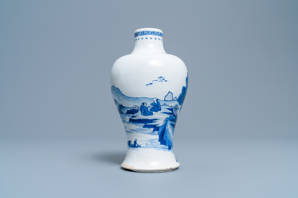 Een Chinese blauw-witte meiping vaas met figuren in een landschap, Kangxi