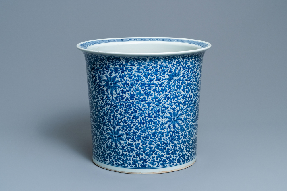 Une grande jardini&egrave;re en porcelaine de Chine en bleu et blanc, 19&egrave;me