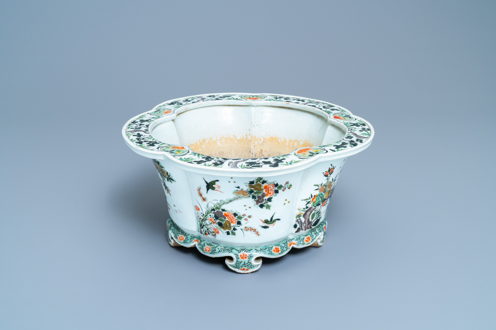 Une jardini&egrave;re imp&eacute;riale en porcelaine de Chine famille verte, marque et &eacute;poque de Kangxi