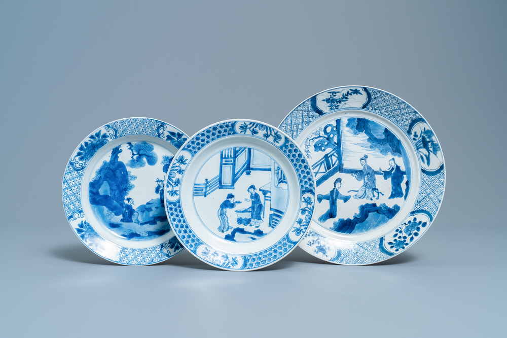 Drie Chinese blauw-witte borden, Chenghua merken, Kangxi