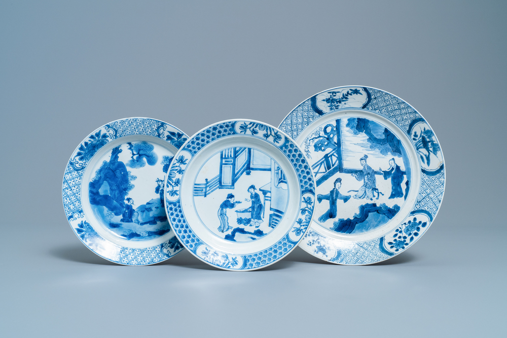 Trois assiettes en porcelaine de Chine en bleu et blanc, marques de Chenghua, Kangxi