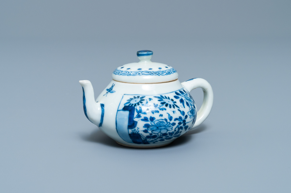 Een Chinese blauw-witte miniatuur theepot met deksel, Yu merk, Kangxi