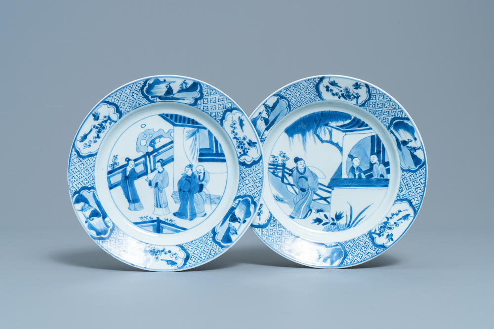 Deux assiettes en porcelaine de Chine en bleu et blanc &agrave; d&eacute;cor de 'La romance de la chambre de l'ouest', Kangxi