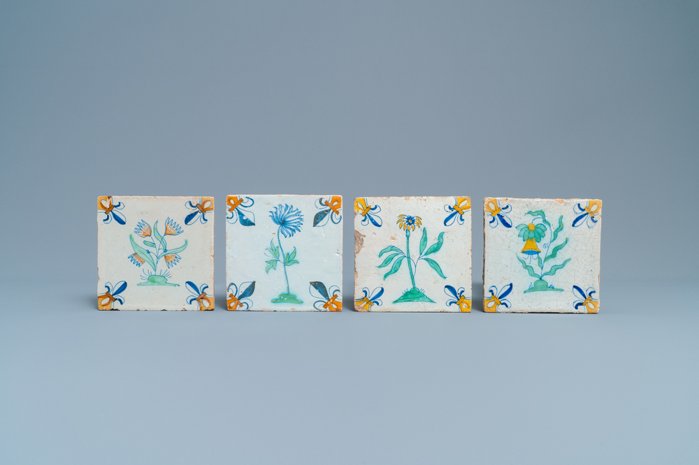 Quatre carreaux en fa&iuml;ence de Delft polychrome &agrave; d&eacute;cor de fleurs, 1&egrave;re moiti&eacute; du 17&egrave;me