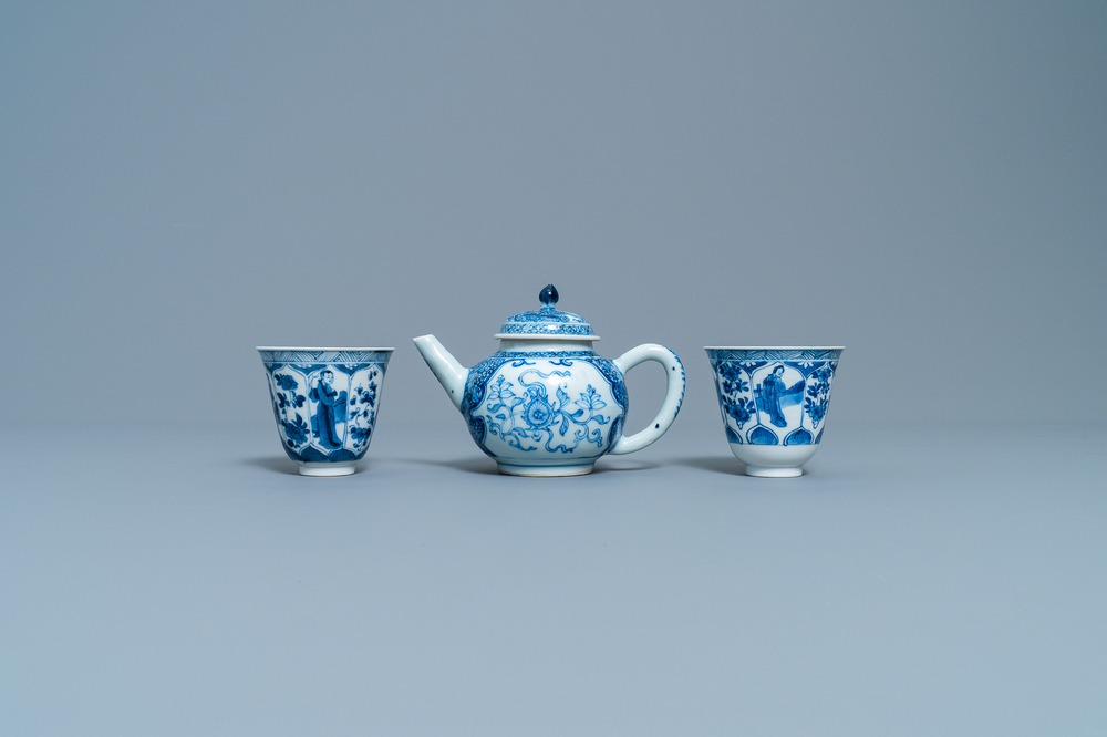 Een Chinese blauw-witte theepot en een paar wijnkoppen, Kangxi