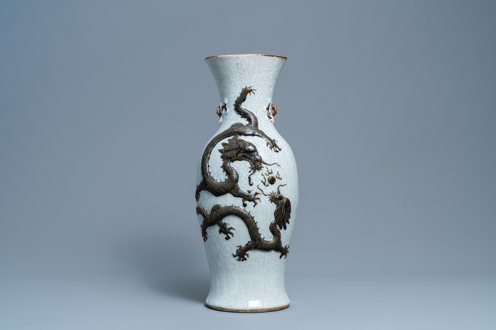 Een Chinese Nanking craquel&eacute; vaas met een draak in reli&euml;f, 19e eeuw