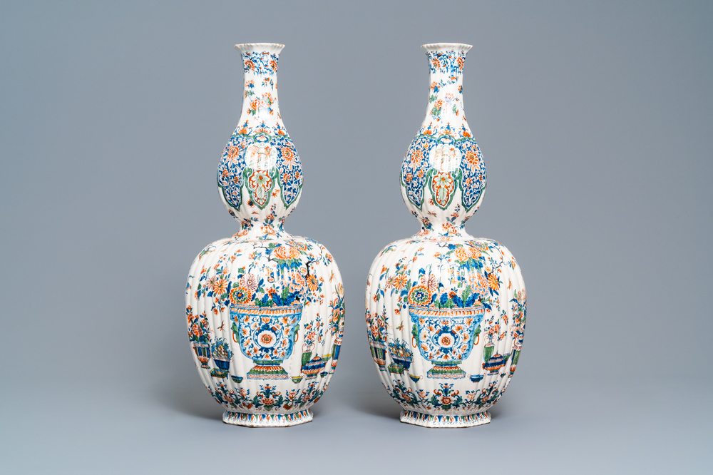 A pair of exceptional large ribbed Dutch Delft cashmere palette vases with flower vases, ca. 1700