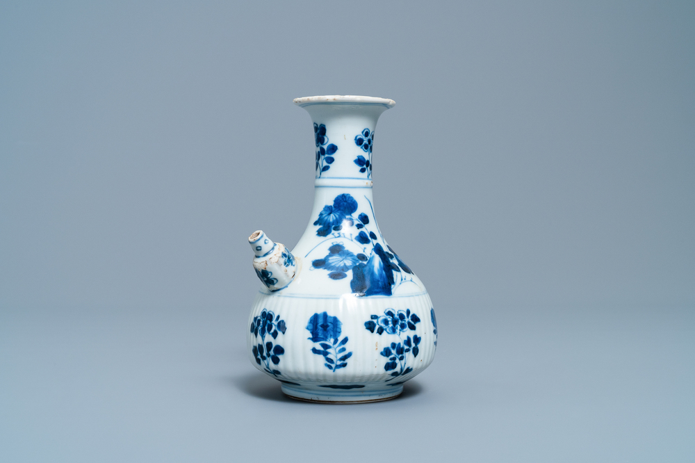 Een Chinese blauw-witte kendi, Kangxi