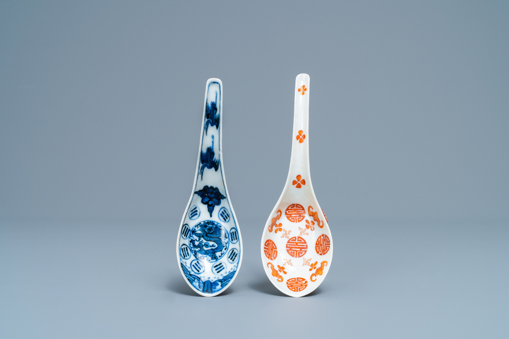 Deux cuill&egrave;res en porcelaine de Chine en bleu et blanc et en rouge de fer, marque et &eacute;poque de Daoguang et de Guangxu