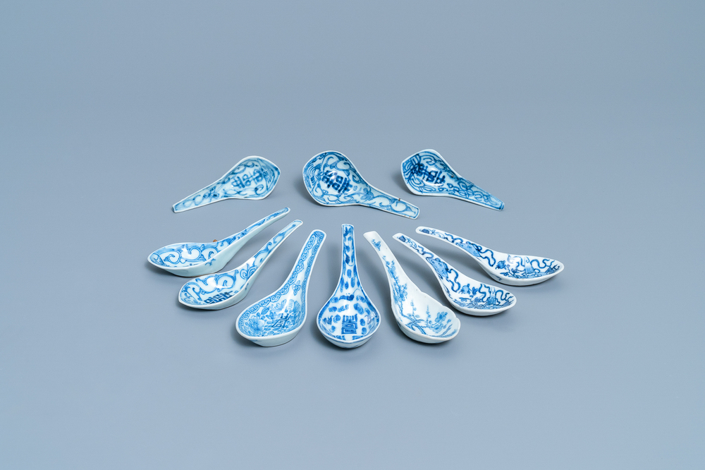 Dix cuill&egrave;res en porcelaine de Chine en bleu et blanc, 19/20&egrave;me