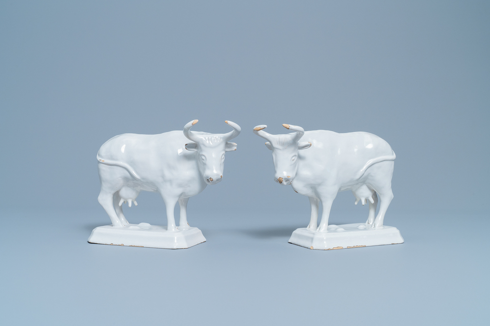 Une paire de vaches sur tertres en fa&iuml;ence blanche de Delft, 18&egrave;me