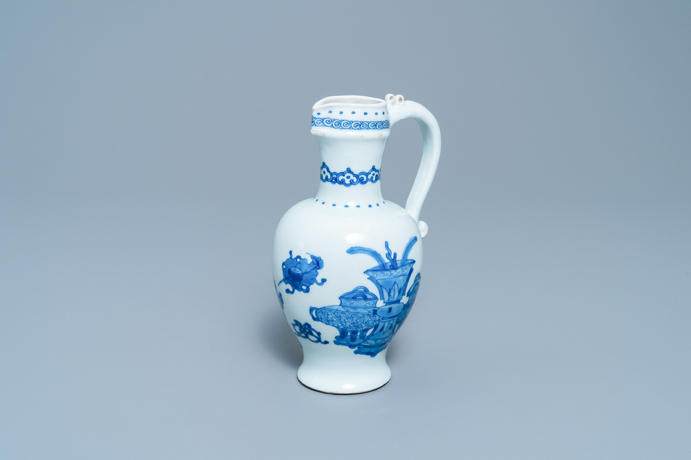 Een Chinese blauw-witte kan met antiquiteiten, Kangxi
