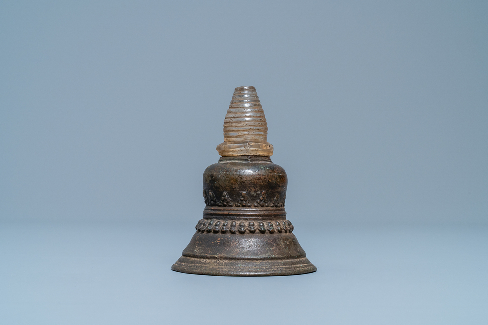 Een bronzen stoepa met bergkristallen yasti, Tibet, 18e eeuw