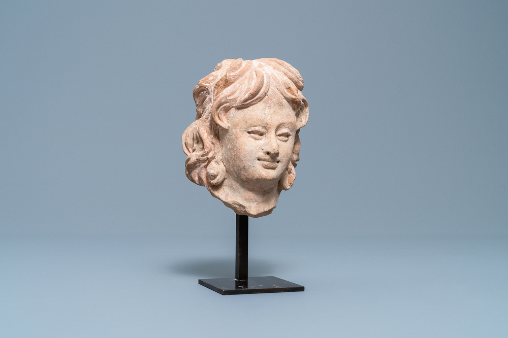 Une t&ecirc;te de personnage masculin en terre cuite de style hell&eacute;nistique, Inde, Gandhara, 2&egrave;me/4&egrave;me