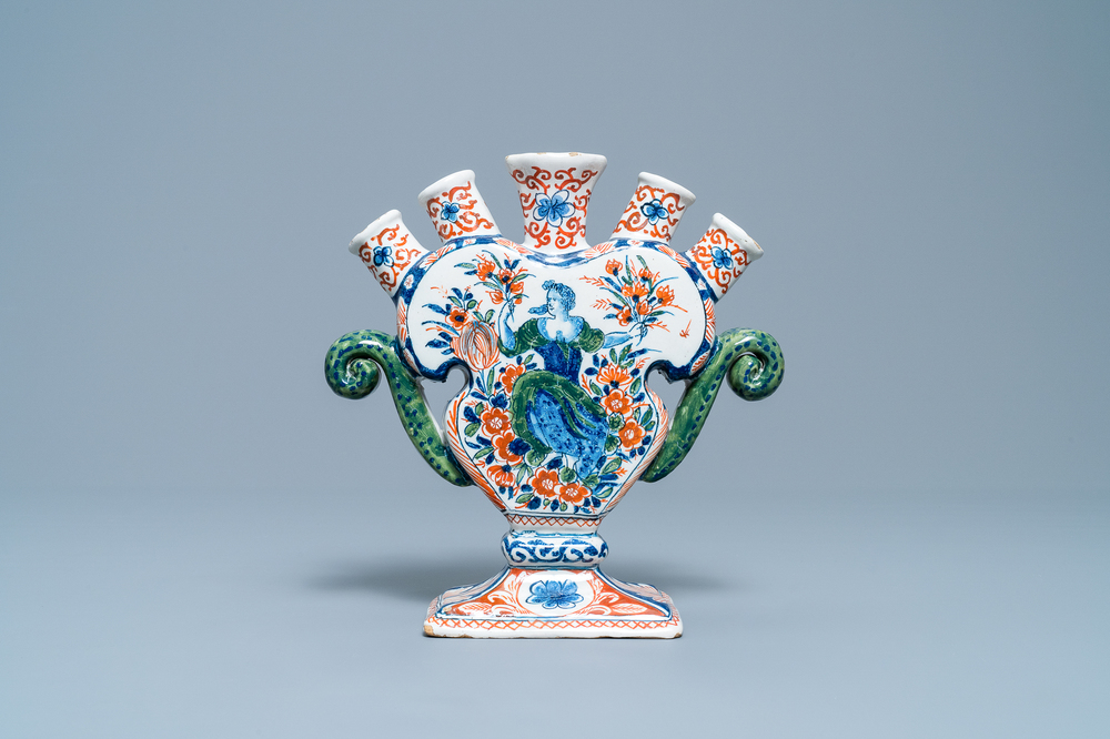 Une tulipi&egrave;re en fa&iuml;ence de Delft en palette cachemire, 1er quart du 18&egrave;me