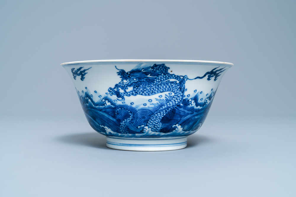 Een Chinese blauw-witte kom met draken en karpers, Xuande merk, Kangxi