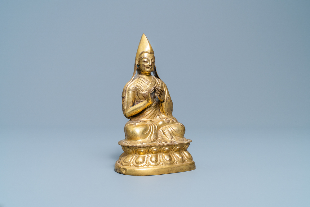 Een Sino-Tibetaanse verguld bronzen figuur van een Lama, Ming