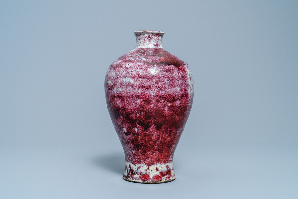 Un vase de forme meiping de type junyao, Yuan ou Ming