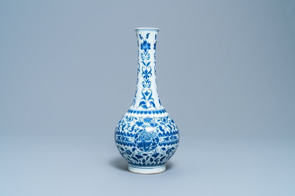 Een Chinese blauw-witte flesvormige vaas met feniks-medaillons, Transitie periode