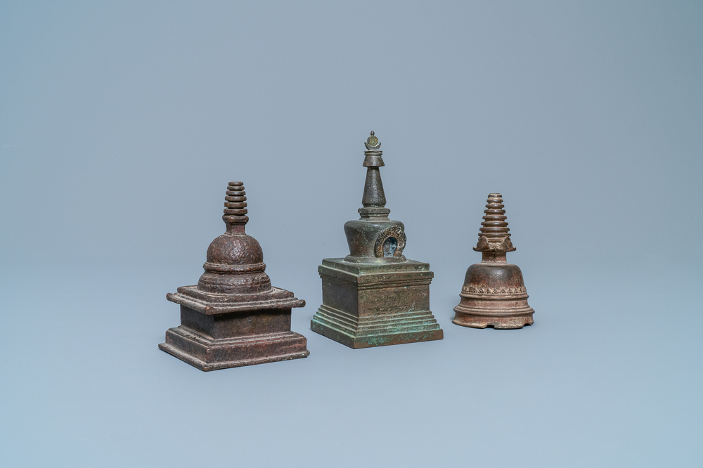 Drie bronzen stoepa's, Tibet, 16/18e eeuw