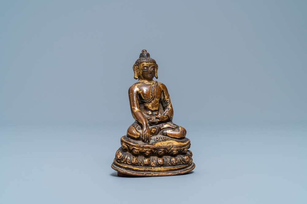 Une figure du Bouddha Shakyamuni en bronze dor&eacute;, Sino-Tibet, Ming