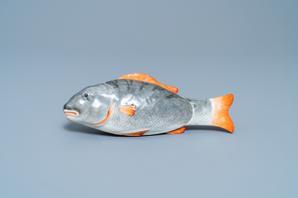 Une terrine couverte en forme de poisson en porcelaine de Chine, Qianlong