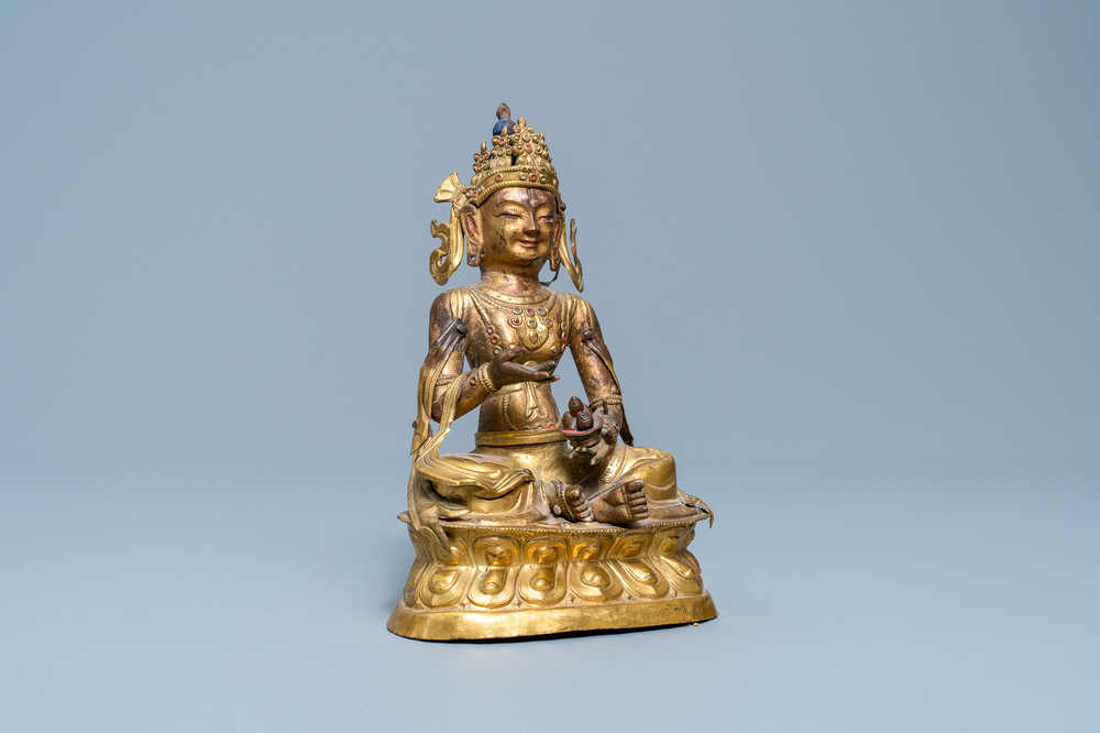 Een Sino-Tibetaanse verguld koperen figuur van Boeddha, 18/19e eeuw