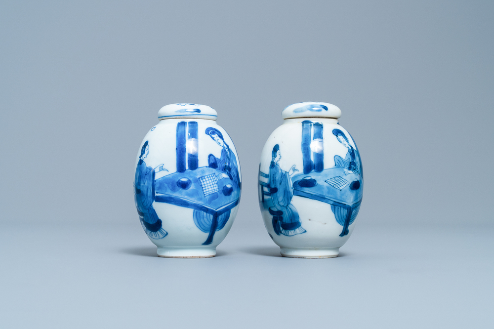 Een paar Chinese blauw-witte theebussen met deksels, Kangxi