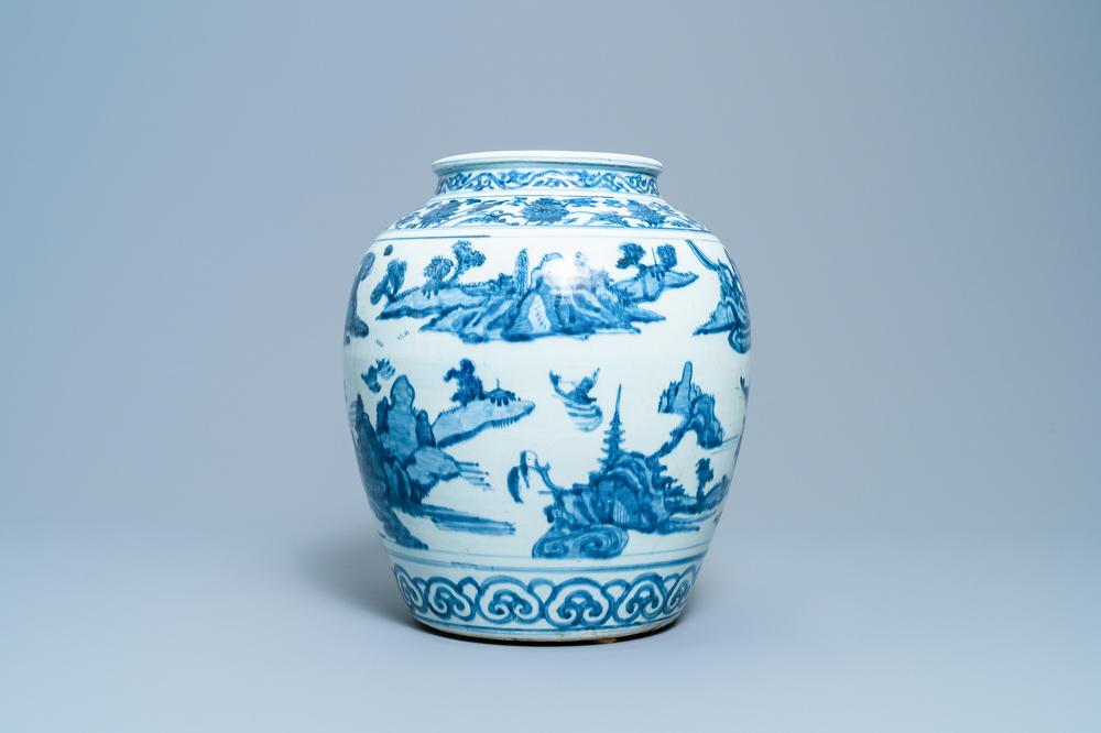Un vase en porcelaine de Chine en bleu et blanc &agrave; d&eacute;cor de bateaux dans un paysage montagneux, Ming