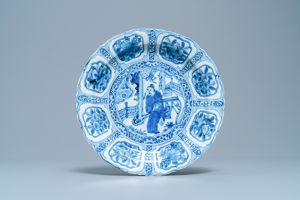 Un plat en porcelaine de Chine en bleu et blanc de type kraak &agrave; d&eacute;cor d'un lettr&eacute;, Wanli