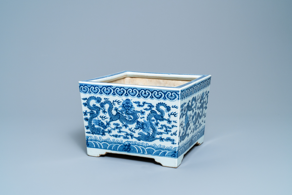 A square Chinese blue and white 'dragon' jardini&egrave;re, 19th C.