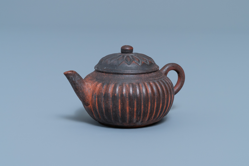 Une th&eacute;i&egrave;re couverte en gr&egrave;s de Yixing en forme de chrysanth&egrave;me, marque en creux, Qianlong