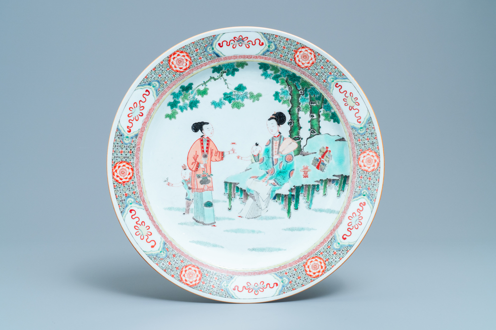 Un grand plat en porcelaine de Chine famille verte &agrave; d&eacute;cor de femmes et gar&ccedil;ons, Kangxi