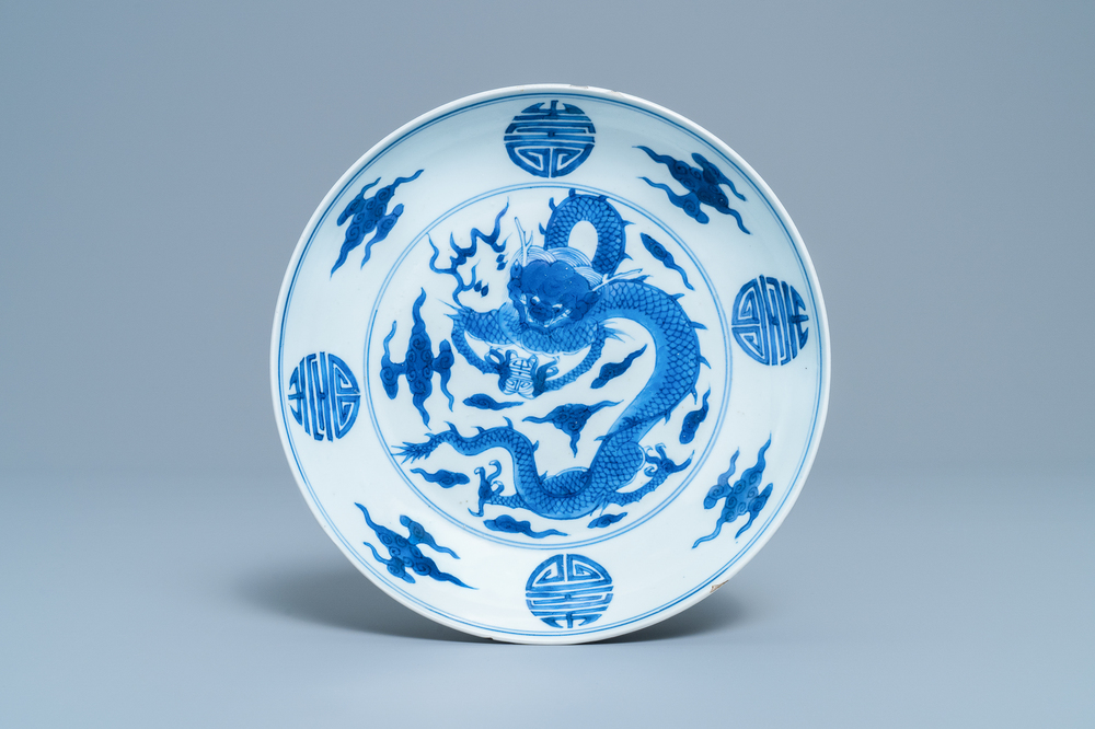 Een Chinees blauw-wit bord met een draak en Shou-karakters, Yongzheng merk en periode
