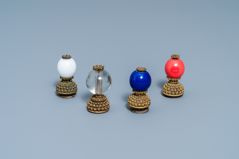 Vier Chinese verguld bronzen hoedentoppen, Qing