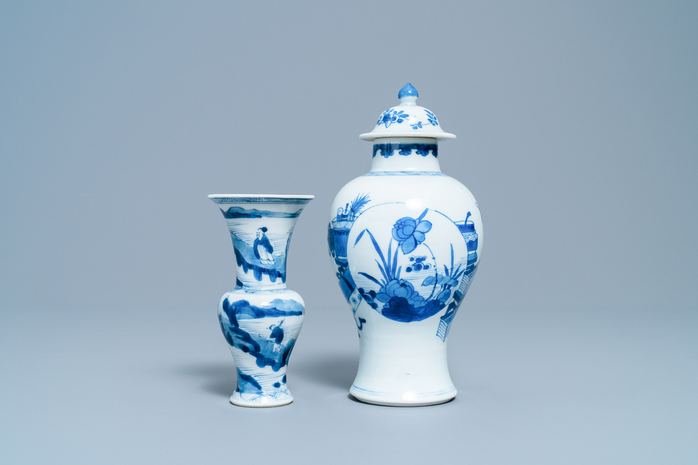 Twee Chinese blauw-witte vazen, Kangxi