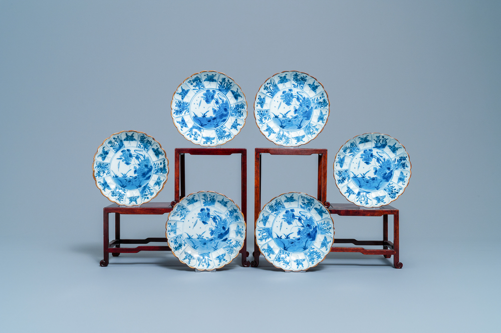 Zes gelobde Chinese blauw-witte schotels met eenden en vlinders, Kangxi