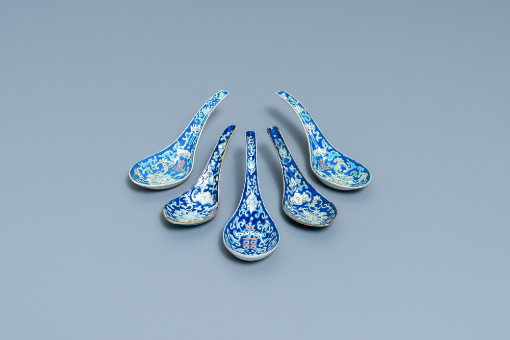 Vijf Chinese lepels met blauwe fondkleur, w.o. een paar Tongzhi merk en periode