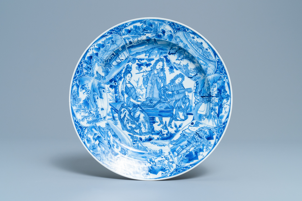 Un plat en porcelaine de Chine en bleu et blanc &agrave; d&eacute;cor de musiciens, Kangxi