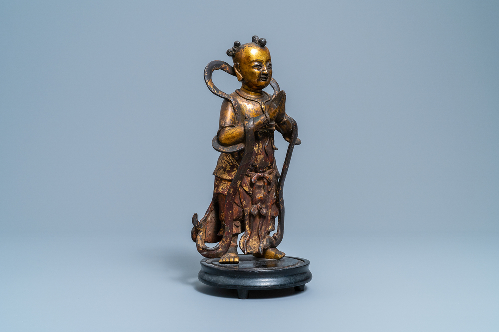 Une figure d'un servant en bronze dor&eacute; et laqu&eacute;, Chine, Ming