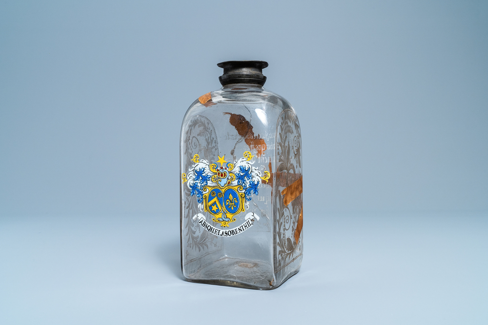 Une bouteille de marriage armori&eacute;e et dat&eacute;e 1723 en verre, Flandres ou Pays-Bas
