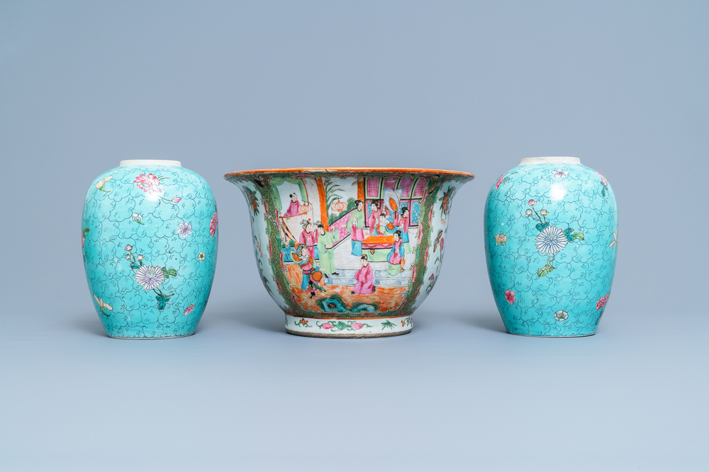 Une jardini&egrave;re en porcelaine de Chine famille rose et une paire de pots &agrave; fond turquoise, 19&egrave;me