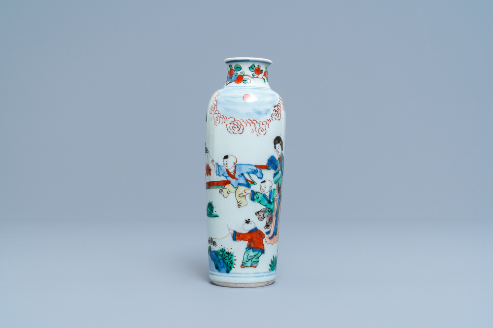 Un vase de forme rouleau en porcelaine de Chine wucai, &eacute;poque Transition