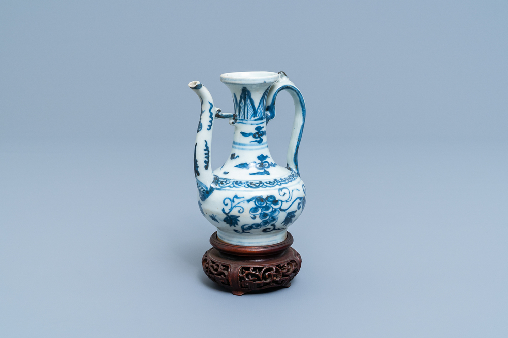 Une verseuse en porcelaine de Chine en bleu et blanc, Ming